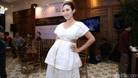 Ayu Dewi saat ditemui di acara Ambah Batik di plataran menteng, jakarta pusat, Kamis (11/5/2017). Pool/Foto: Hanif Hawari/detikFoto.