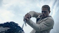 Namun petualangannya mengejar tahta baru saja dimulai. (Dok. Warner Bros Pictures)