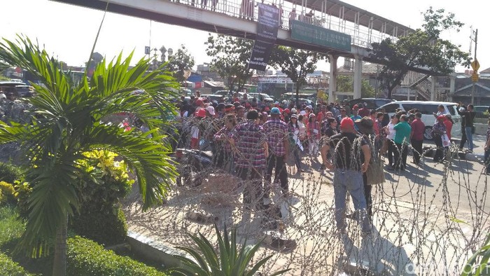 Polisi Imbau Massa di Depan PT DKI Bubar Pukul 19.00 WIB