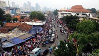 Pedagang Kaki Lima terlihat menggelar dagangannya di pedestrian depan stasiun Tanah Abang kemacetan tak terhindarkan.