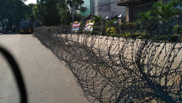 Kawat berduri di depan PT DKI Jakarta