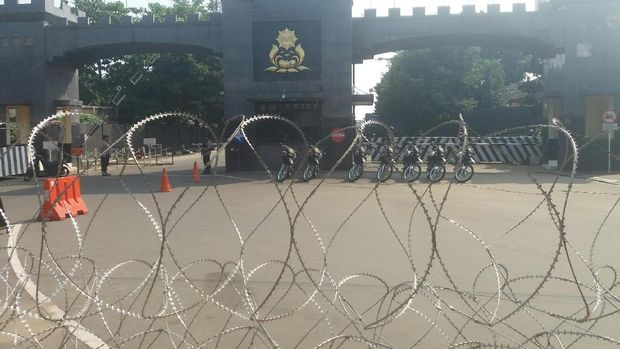 Kawat berduri dipasang di depan Mako Brimob