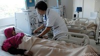 Seorang perawat mengecek pasien yang sedang melakukan perawatan di RS Siloam Asri, Jakarta, Jumat (12/5).