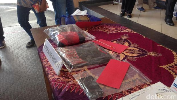 Barang bukti yang disita dari para pelaku.