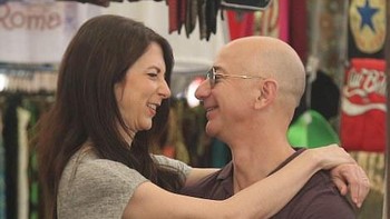 Kemeraan Bezos dan sang istri jelas tertangkap dalam liburan mereka baru-baru ini di Roma, Italia. Foto: Getty Images