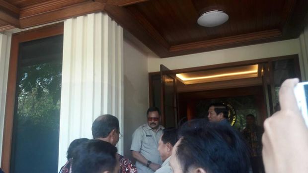 Kiki Syahnakri berkacamata juga merapat ke kantor Wiranto