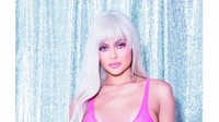 Ia tampak begitu seksi dengan mengenakan baju renang rancangan Laina Rauma yang menunjukan lekuk pinggangnya. (Dok. Instagram/kyliejenner)