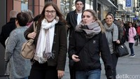 Sejumlah warga dan turis berjalan di Konigstrasse, Stuttgart, Jerman, Mei 2017.