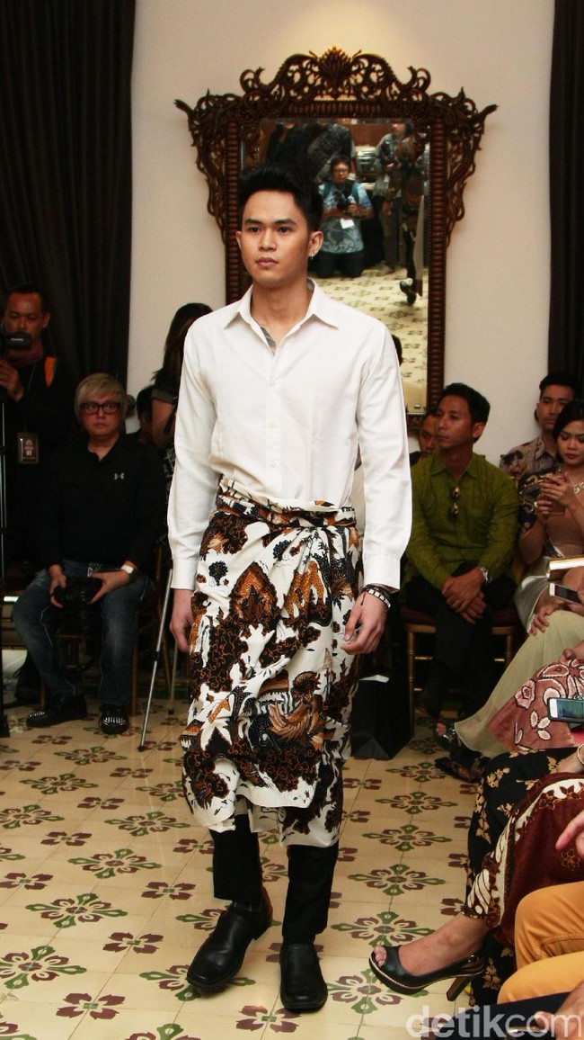 Brand Ambah Batik melangsungkan koleksi terbarunya di Plataran Menteng. Jakarta Pusat. [Mohammad Abduh/Wolipop]