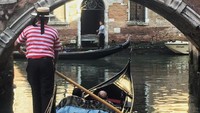 Padahal sebelumnya, turis bisa menyusuri kanal-kanal cantik di Venesia naik Gondola sambil mendengar nyanyian merdu si tukang Gondola. Romantis! (widjajaedwin/dTraveler)