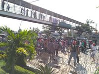 Massa Pendukung Ahok Mulai Berdatangan ke Depan PT DKI