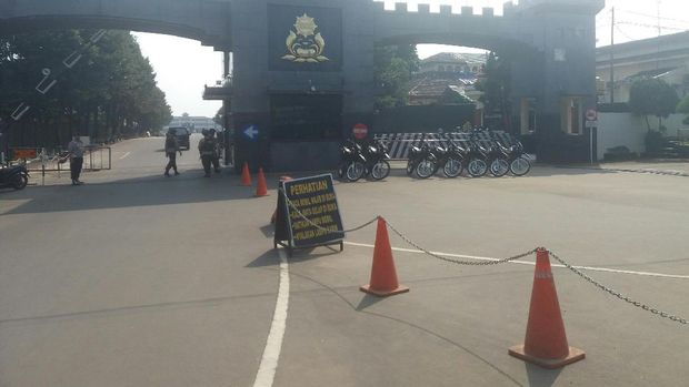 Motor trail juga bersiaga di depan Mako Brimob