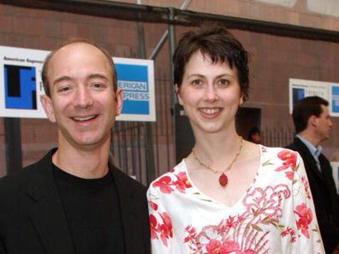 Jeff Bezos dan MacKenzie kala masih cukup muda, jauh sebelum mau bercerai. Foto: Getty Images Jeff Bezos dan MacKenzie kala masih cukup muda, jauh sebelum mau bercerai. Foto: Getty Images