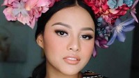 Wajah Aurel Hermansyah tampak cantik dengan pulasan makeup bernuansa flawless. Dok. Instagram/aurelie.hermansyah