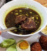 Uenak Tenan! Rawon Daging dan Iga Berkuah Hitam yang Gurih Hangat di 5 Tempat Ini