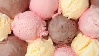 Siapa yang tak suka es krim? Pasti jawabannya hampir tidak ada. Tapi tahukah Anda bahwa satu scoop es krim memiliki kandungan lemak dan kolesterol yang lebih tinggi daripada burger dan 10 porsi donat? (Foto: thinkstock)