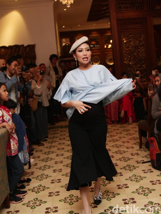 Ayu Dewi sedang lenggak lenggok di Plataran Menteng. Jakarta Pusat. [Foto: Mohammad Abduh/Wolipop]