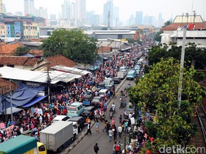 Jualan di Trotoar, PKL Tanah Abang: Untung Dua Kali Lipat