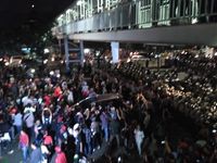 Polisi bubarkan massa Pro-Ahok di depan PT DKI.