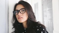 Mantan kekasih El Rumi itu tampak cantik berkacamata. Dok. Instagram/aruanmarsha