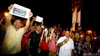 Ratusan massa pendukung Ahok ini berkumpul di Tugu Lingkar Brawijaya, salah satu tempat paling ikonik di Merauke.