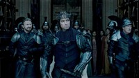 Ia harus menghadapi sang paman yakni King Vortigern (Jude Law) yang merebut tahtanya tersebut. (Dok. Warner Bros Pictures)