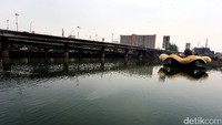 Dulu, waduk selalu saja ada sampah dan areal hijau kawasan waduk juga tidak tertata dengan baik dan rapi hingga tampak kumuh dan gersang.