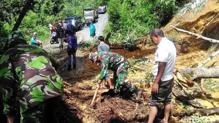 TNI di Aceh Bantu Bersihkan Jalan Lintas yang Putus Akibat Longsor