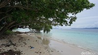 Di pulau yang memiliki pantai pasir putih ini air lautnya amat jernih. Jadi, sebelum sunset tiba traveler bisa snorkeling di kawasan pantainya (Masaul/detikTravel)