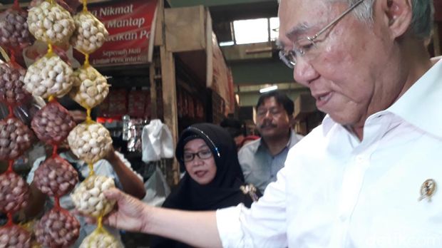 Mendag cek harga bawang putih di Pasar Induk Kramat Jati