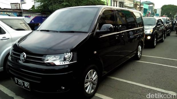 Mobil yang ditumpangi Surya Paloh saat menjenguk Ahok di Mako Brimob