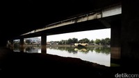 Waduk dan taman yang kini bersih dari sampah.