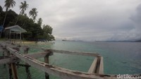 Di pulau yang memiliki pantai pasir putih ini air lautnya amat jernih. Jadi, sebelum sunset tiba traveler bisa snorkeling di kawasan pantainya (Masaul/detikTravel)