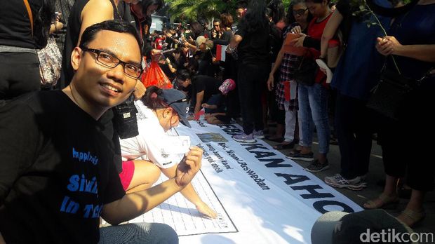 Gelar Aksi Solidaritas, Massa Pro Ahok Tempel Fotokopi KTP