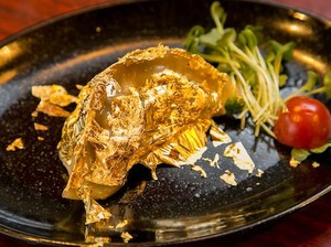 Gyoza Besar Berlapis Daun Emas Ini Lambangkan Keberuntungan
