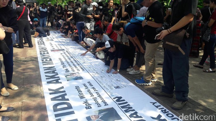 Gelar Aksi Solidaritas, Massa Pro-Ahok Tempel Fotokopi KTP