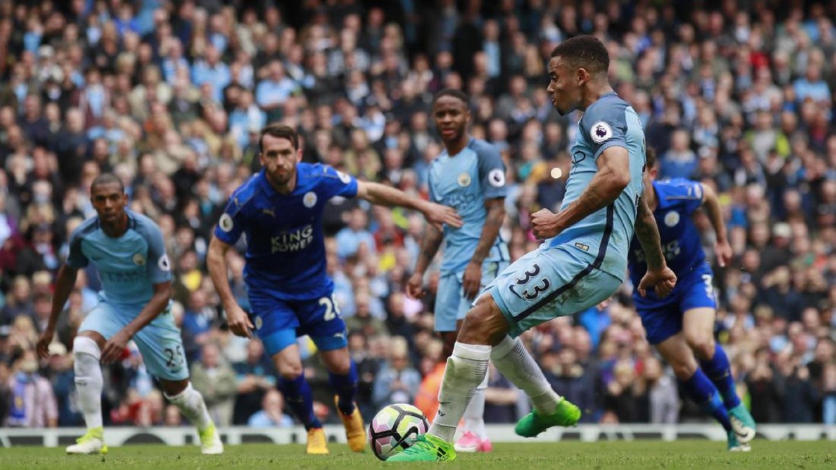 Eksekusi penalti Gabriel Jesus ke gawang Leicester City (Foto: Reuters / Jason Cairnduff Livepic)