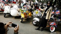Subkultur Mod – kependekan dari modernism atau modernist – yang berkembang di Inggris pada akhir dekade 50-an, telah merasuki anak-anak muda di seluruh dunia, termasuk di Indonesia. Para pecinta skuter Vespa berkumpul di Parkir Timur Senayan, Jakarta, Sabtu (13/5/2017).