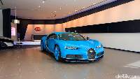 Uniknya, hanya ada satu unit mobil yang dipajang di showroom Bugatti terbesar ini. Satu-satunya unit mobil sungguhan yang ada di dalam showroom ini adalah Bugatti Chiron. Foto: Bugatti