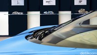 Bugatti juga menampilkan miniatur Chiron di Showroom ini. Selain itu, ruang pamer diler ini juga dibuat eksklusif untuk calon pelanggan Bugatti. Foto: Bugatti
