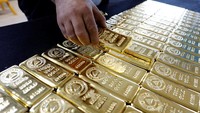 Melansir dari Reuters, Jumat (13/6/2025), harga emas spot naik 1% menjadi US$ 3.417,59 per ons, pada pukul 08.03 GMT, setelah mencapai titik tertinggi sejak 22 April di awal sesi. Jumlah itu sama besarnya dengan Rp 1,95 juta per gram (dalam kurs Rp 16.200). Foto: REUTERS/Umit Bektas.
