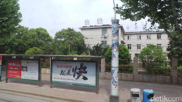 Tiang lampu jalan porselen di Jingdezhen
