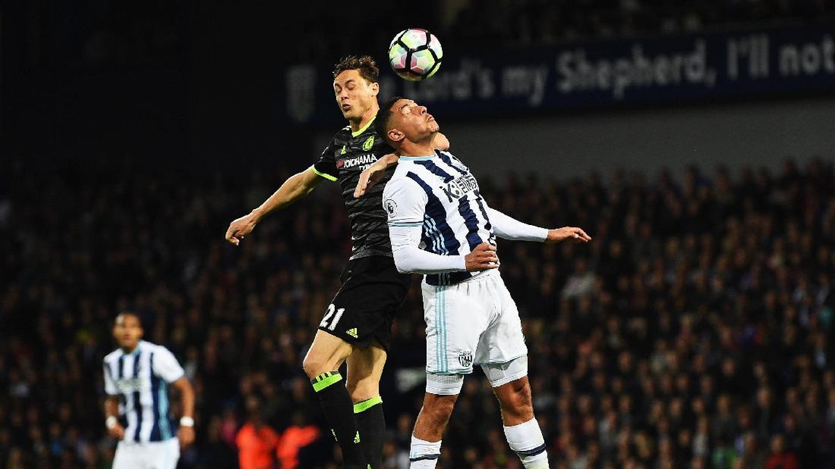 Nemanja Matic dan Jake Livermore berduel dalam perebutan bola (Foto: Getty Images/Michael Regan)