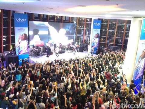 Agnez Mo Ramaikan Penjualan Vivo di Kota Kembang