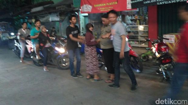 Dinsos Jakbar Tangkap Wanita Muda Bermodus Pengemis 'Nenek-nenek'