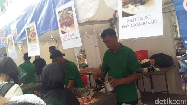 Stand kuliner yang ramai dikunjungi pengunjung