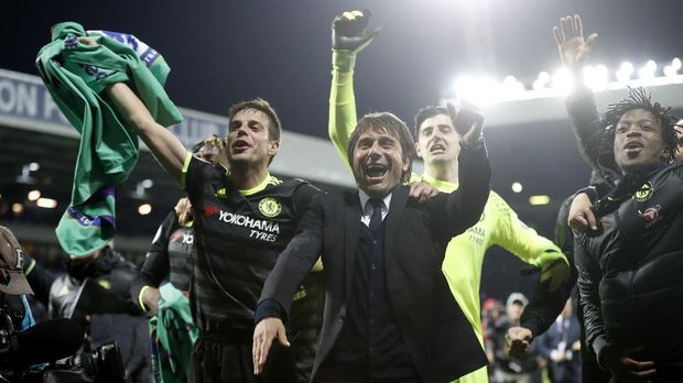 Antonio Conte berhasil mempersembahkan gelar Liga Primer di musim pertamanya bersama Chelsea.