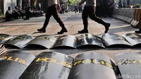 Sebelumnya, Sahabat Polisi Indonesia (SPI) mendorong peningkatan kesejahteraan polisi melalui kenaikan gaji khususnya di level bintara dan tamtama. Kenaikan gaji, kata Fonda, dibutuhkan lantaran gaji polisi dinilai cukup rendah bila dibandingkan tugas dan tanggung jawab yang begitu besar yang dipikulnya. Grandyos Zafna/detikcom