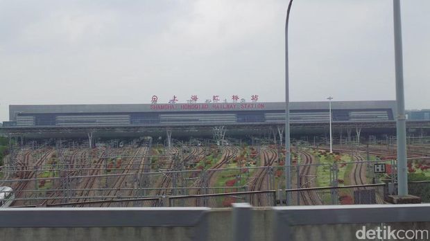 Stasiun Shanghai Hongqiao untuk kereta cepat dengan 30 peron