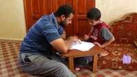 Pasca perawatan medis untuk kedua kakinya, Najar juga sempat menyelesaikan gelar universitasnya di Arab Saudi. REUTERS/Ibraheem Abu Mustafa.